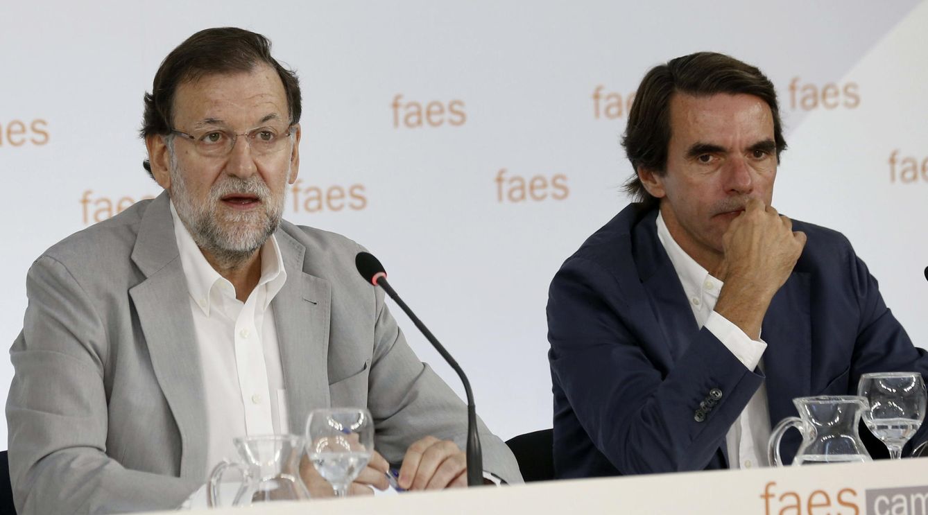 Mariano Rajoy junto a José María Aznar, durante un acto del campus de verano de FAES en 2015. (EFE)