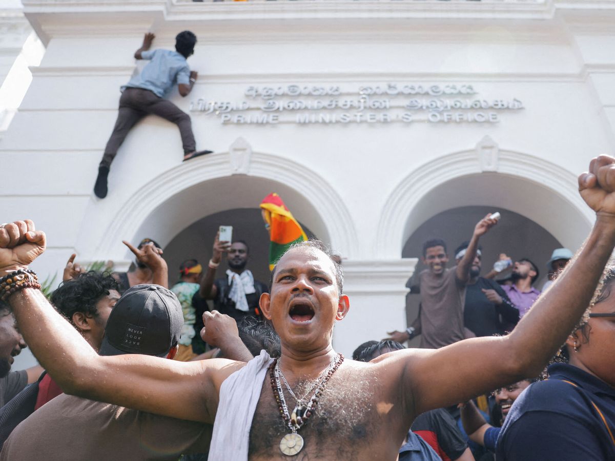 Foto: Manifestantes frente a la oficina de Ranil Wickremasinghe, primer ministro y ahora presidente interino de Sri Lanka. (Reuters/Dinuka Liyanawatte)