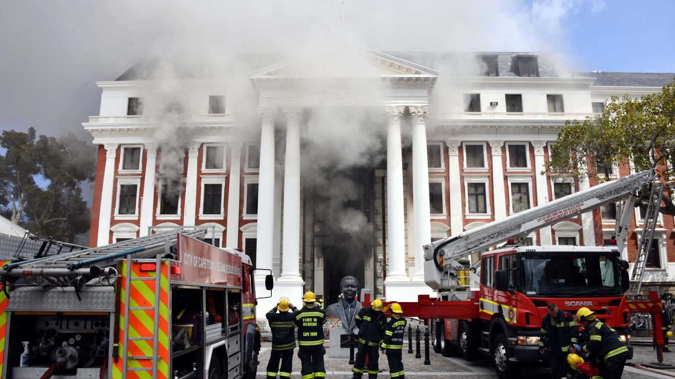 Un detenido por el incendio del Parlamento sudafricano, que continúa en llamas
