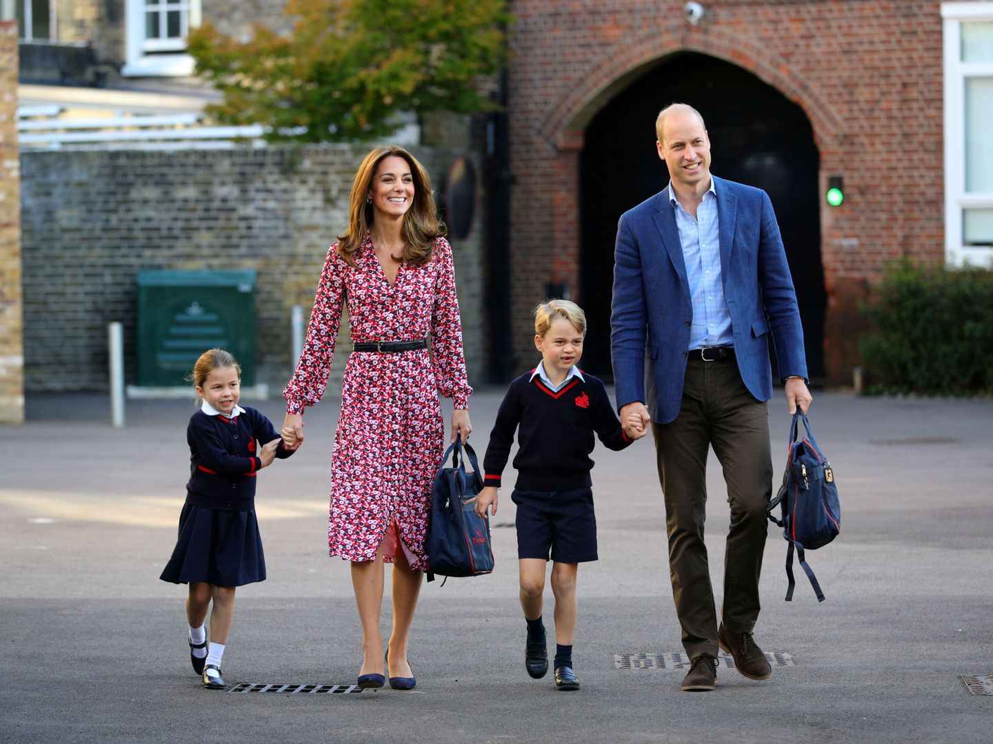 Los duques de Cambridge, acompañando a sus hijos el primer día de colegio. (Reuters)
