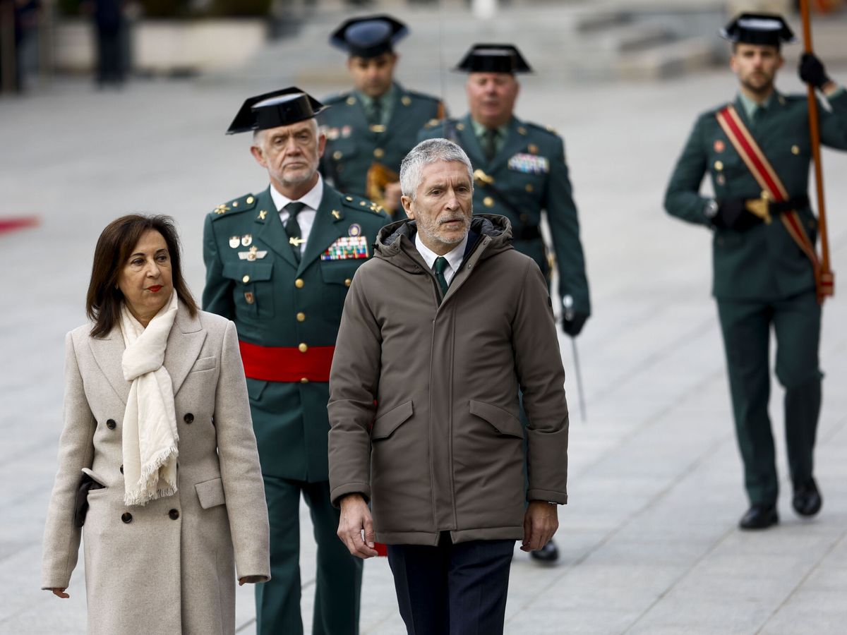 Foto: El ministro de Interior, Fernando Grande-Marlaska (d) y la ministra de Defensa, Margarita Robles (i) , este lunes en Madrid. (EFE/Rodrigo Jiménez)
