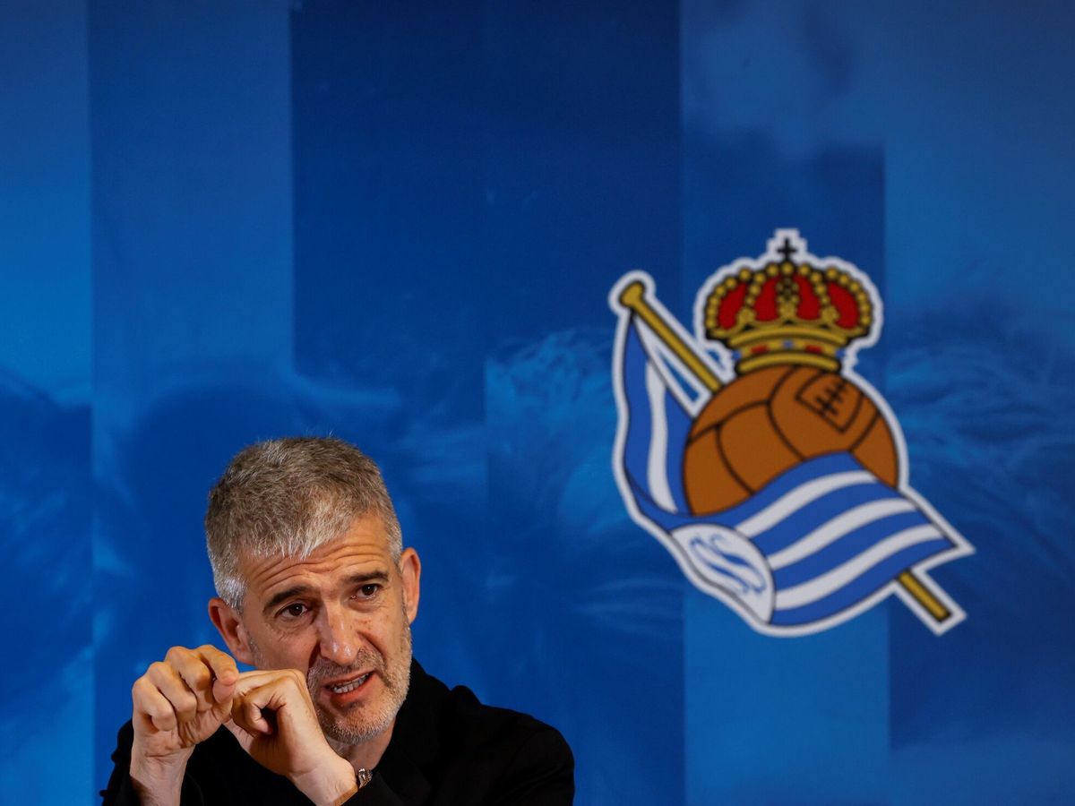 Foto: Roberto Olabe, director de fútbol de la Real Sociedad. (EFE / Javier Etxezarreta)