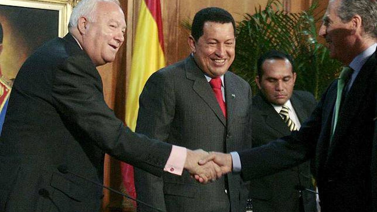 Foto: Miguel Ángel Moratinos saluda al entonces presidente de Iberinco y hoy embajador de España en París, Ramón de Miguel, en presencia de Hugo Chávez en Caracas en 2009. (EFE)