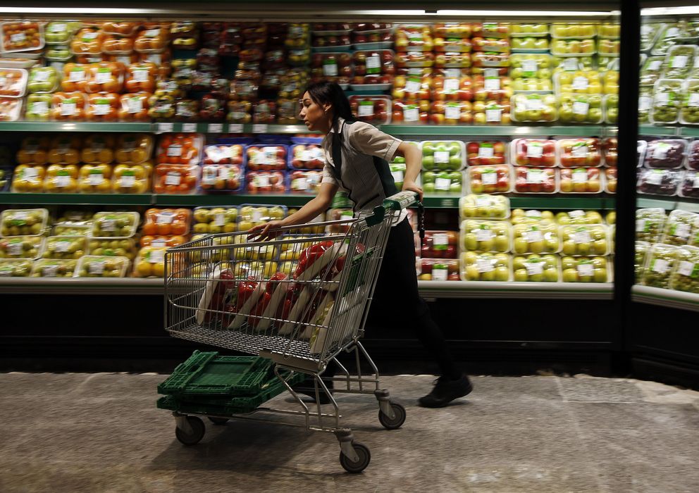 Foto: Un empleado repone en un supermercado español (reuters)