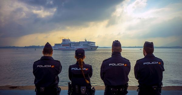 Foto: La Unidad Móvil de Fronteras de la Brigada de Respuesta contra la Inmigración Clandestina (BRIC) en el puerto de Santander. (EFE)