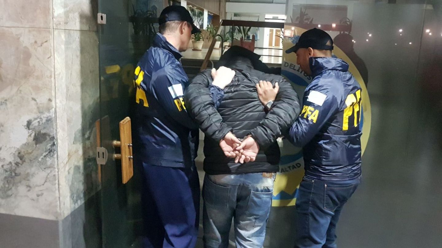 Detención de Carlos Fernández por parte de la policía federal argentina. (EFE)