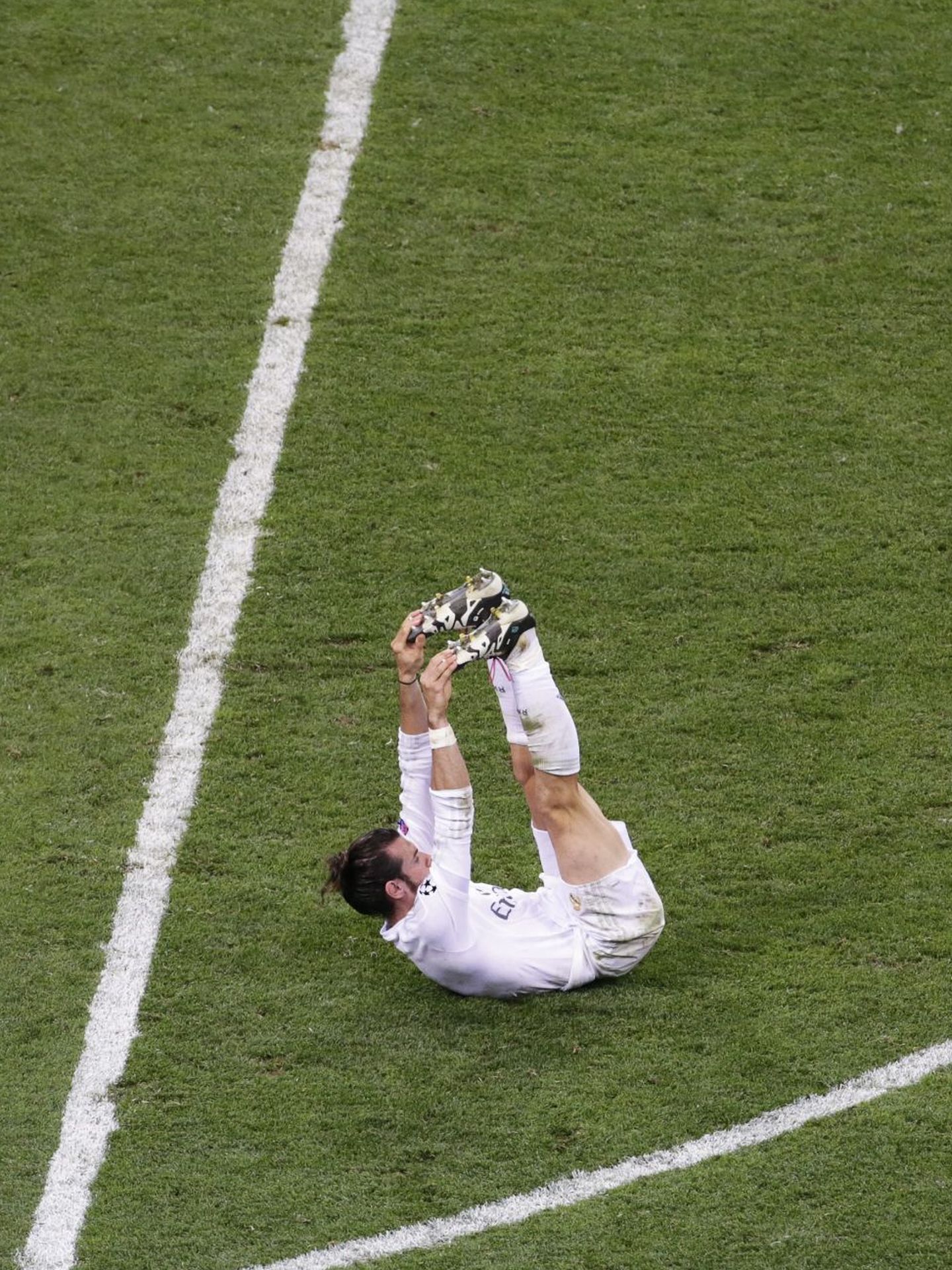 . Milan (Italy), 28 05 2016.- Real Madrid's Gareth Bale stretches during the UEFA Champions League final between Real Madrid and Atletico Madrid at the Giuseppe Meazza Stadium in Milan, Italy, 28 May 2016. (Liga de Campeones, Italia) EFE EPA ARMANDO BABANI