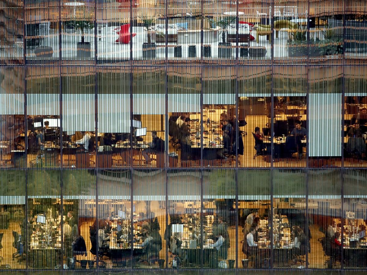 Foto: Un edificio de oficinas en Barcelona. (EFE/Alberto Estévez)