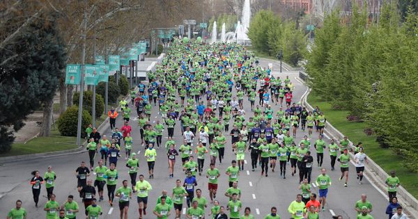 Foto: Cientos de personas, en la salida de la quinta carrera contra el cáncer en el paseo de Recoletos de Madrid. (EFE)