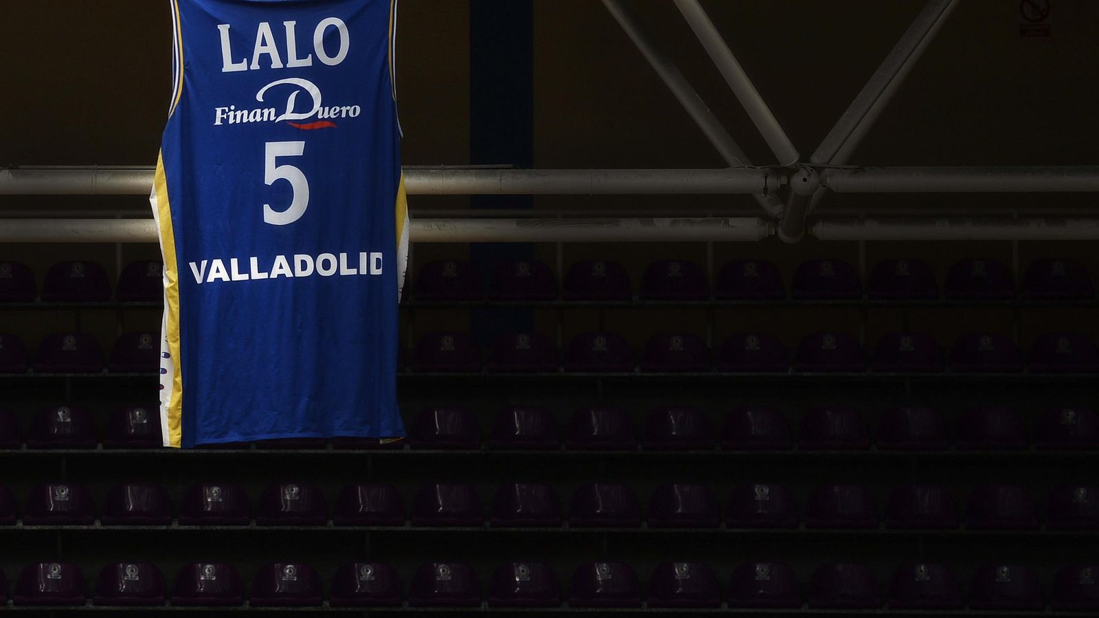 Foto: Lalo jugó durante 13 años en el CB Valladolid, que retiró su camiseta (Efe)