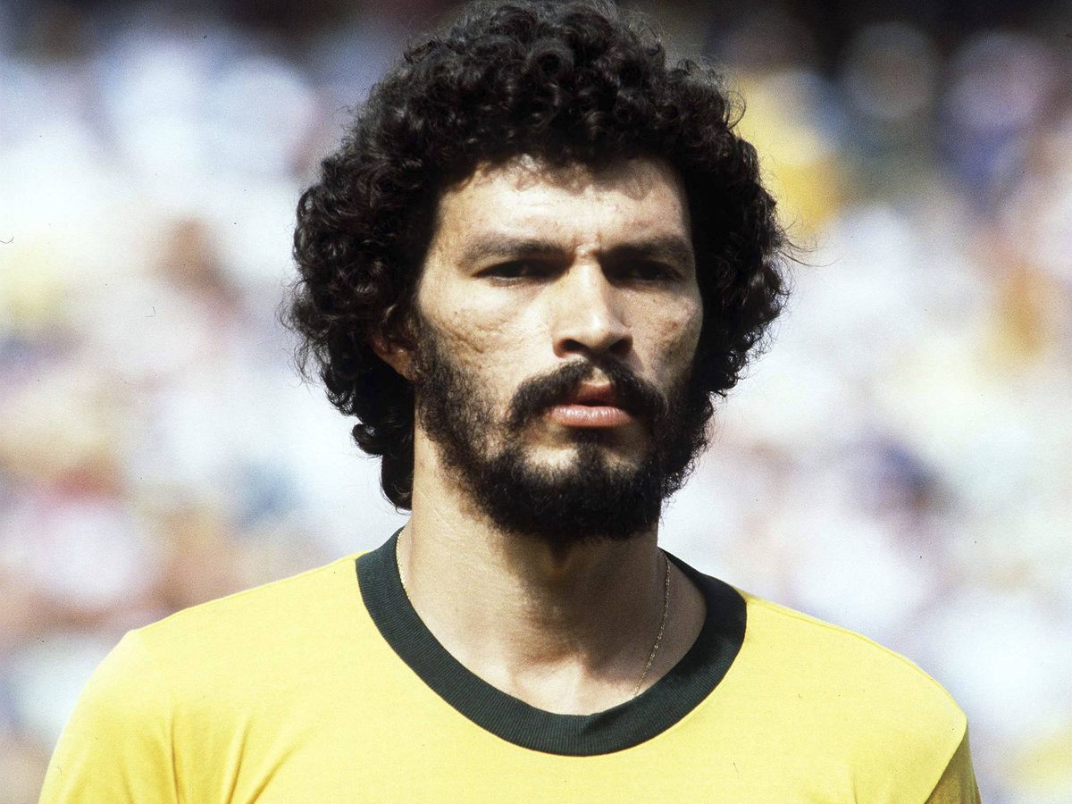Foto: El centrocampista Sócrates, durante su participación con Brasil en el Mundial de 1982. (EFE/Roger Parker)