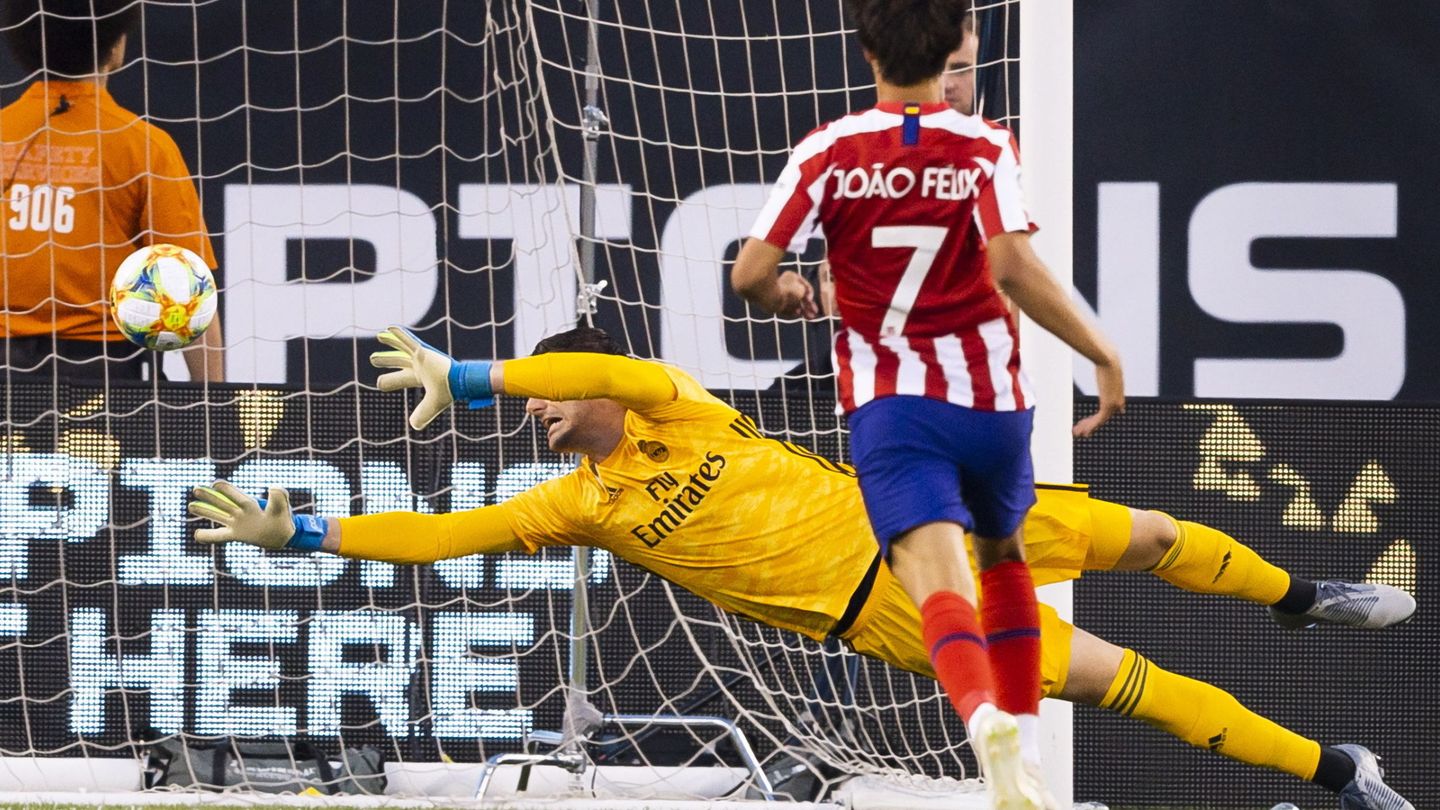 Courtois intentando evitar un gol ante el Atlético. (EFE)