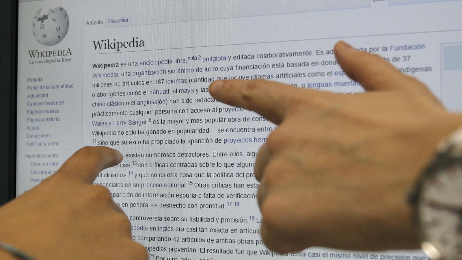 Foto: Dos usuarias consultan en internet la enciclopedia libre digital Wikipedia