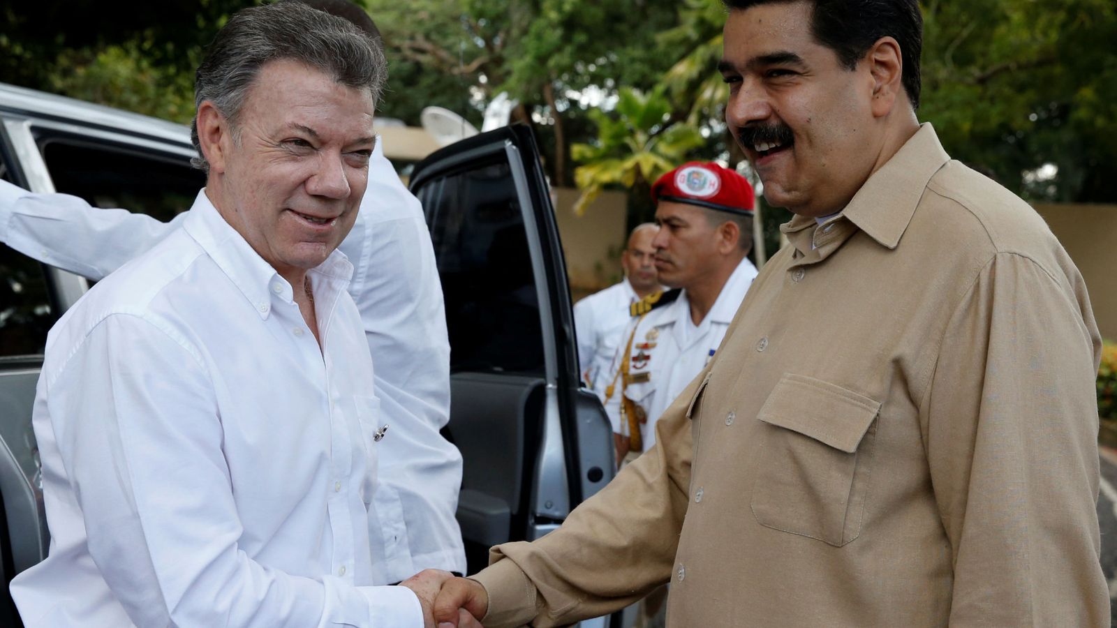 Foto: Los presidentes de Colombia y Venezuela, Juan Manuel Santos y Nicolás Maduro, sellan el acuerdo con un apretón de manos. (Reuters)