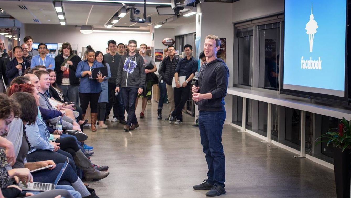 Mark Zuckerberg, fundador y CEO de Facebook, charla con sus empleados. (Facebook)