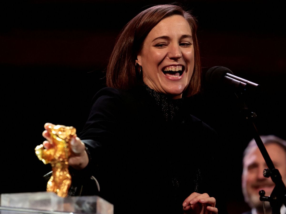Foto: Carla Simón se lleva el Oso de Oro de la Berlinale por 'Alcarràs'. (Reuters/ Hannibal Hanschke)