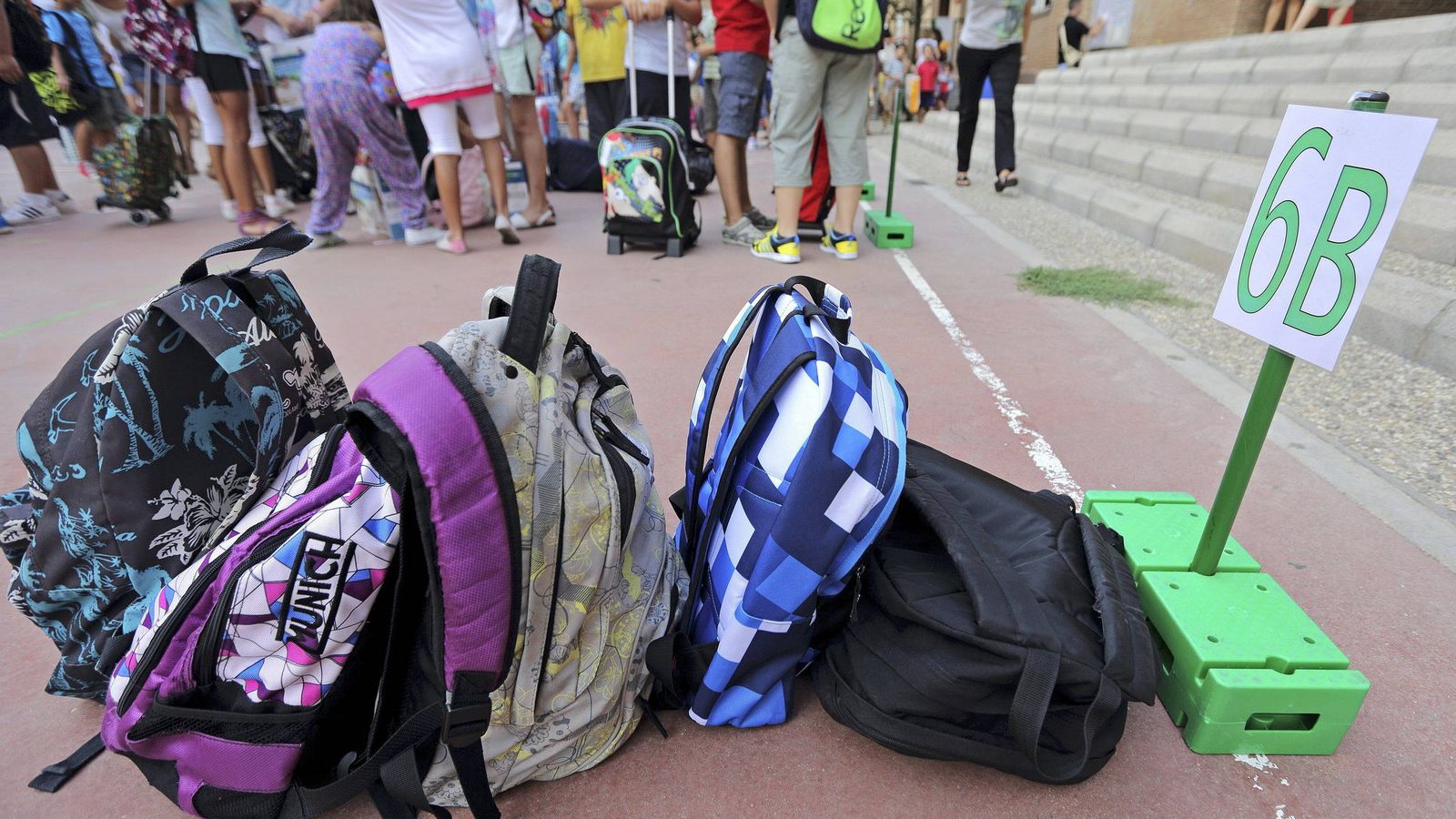 Foto: Las mochilas de varios escolares, en el suelo del patio de un colegio. (EFE)