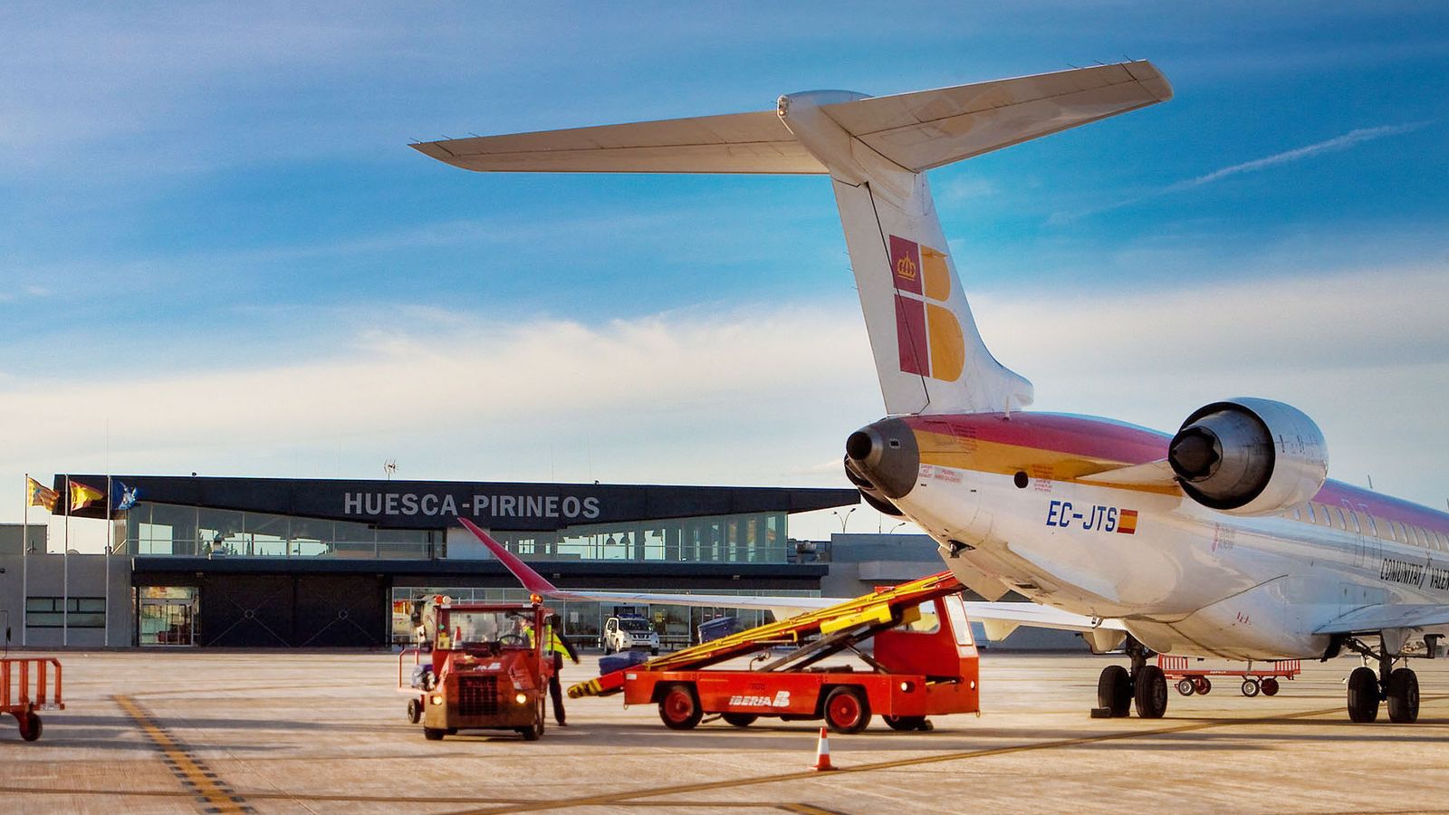 Foto: Imagen de una de las pistas del aeropuerto de Huesca. (EFE)
