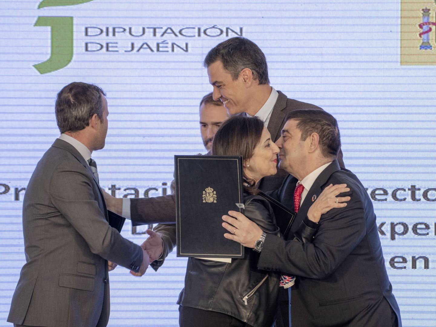 Pedro Sánchez saluda al alcalde de Jaén, Julio Millán, en presencia de Margarita Robles y Paco Reyes, presidente de la Diputación. (EFE/José Manuel Pedrosa)
