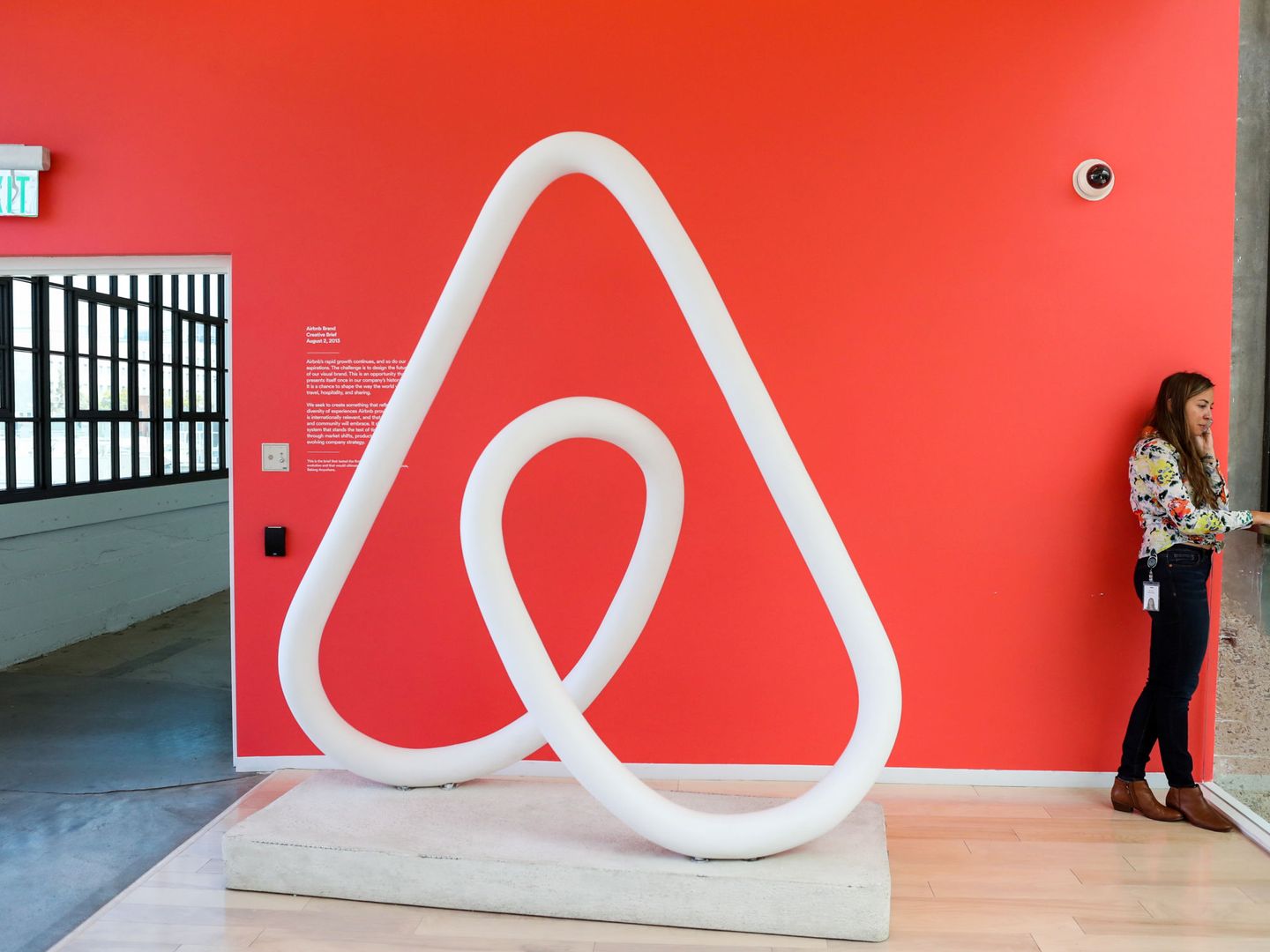 Interior de la oficina de Airbnb en San Francisco. (Reuters)