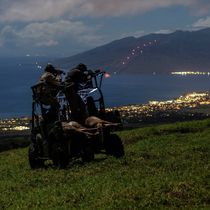 Foto: Dos cazadores recorren en un buggy las colinas de Maui en busca de estos animales (Maui Nui)