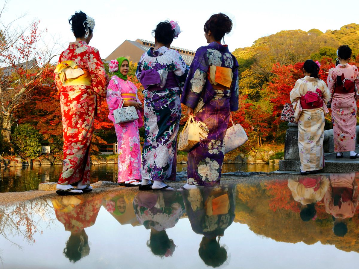 Foto: Turistas vestidos con el tradicional kimono en Kyoto, Japón. (Reuters)