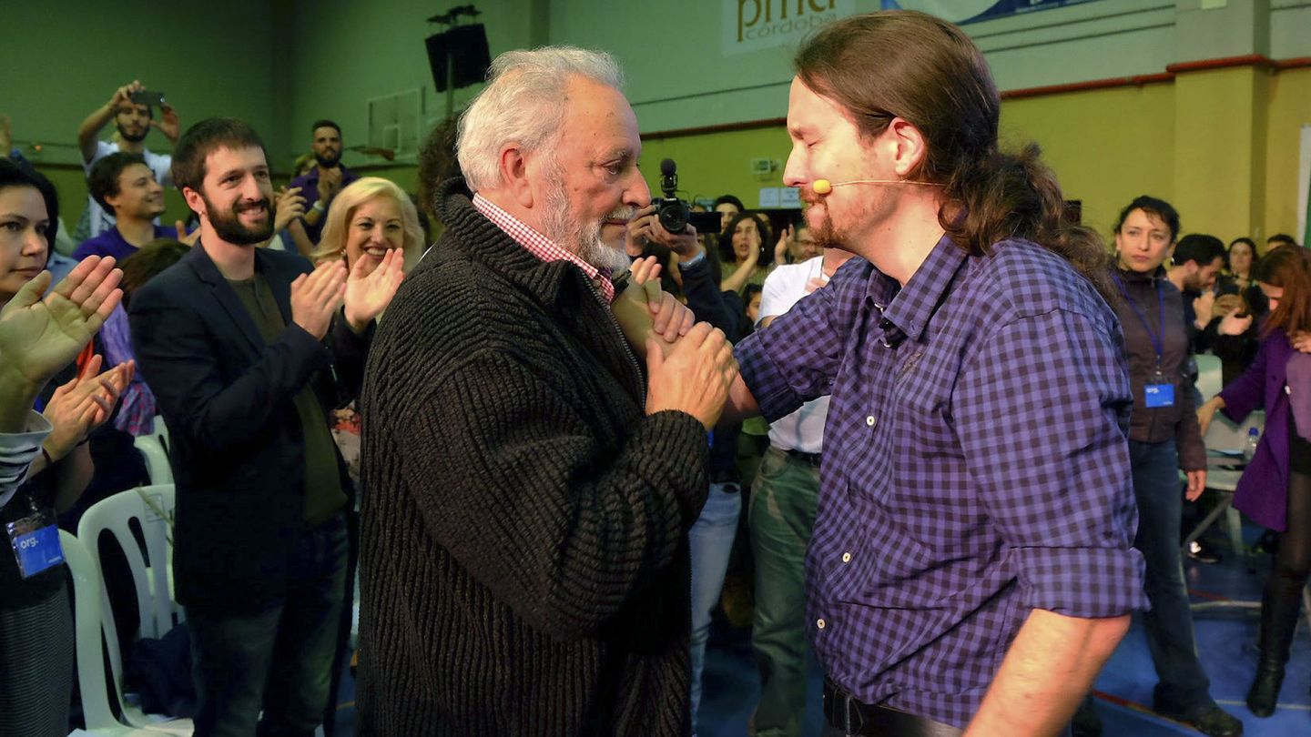 Iglesias se saluda con el exdirigente de IU, Julio Anguita, tras un acto de precampaña de Podemos en Córdoba, en 2016. (EFE)