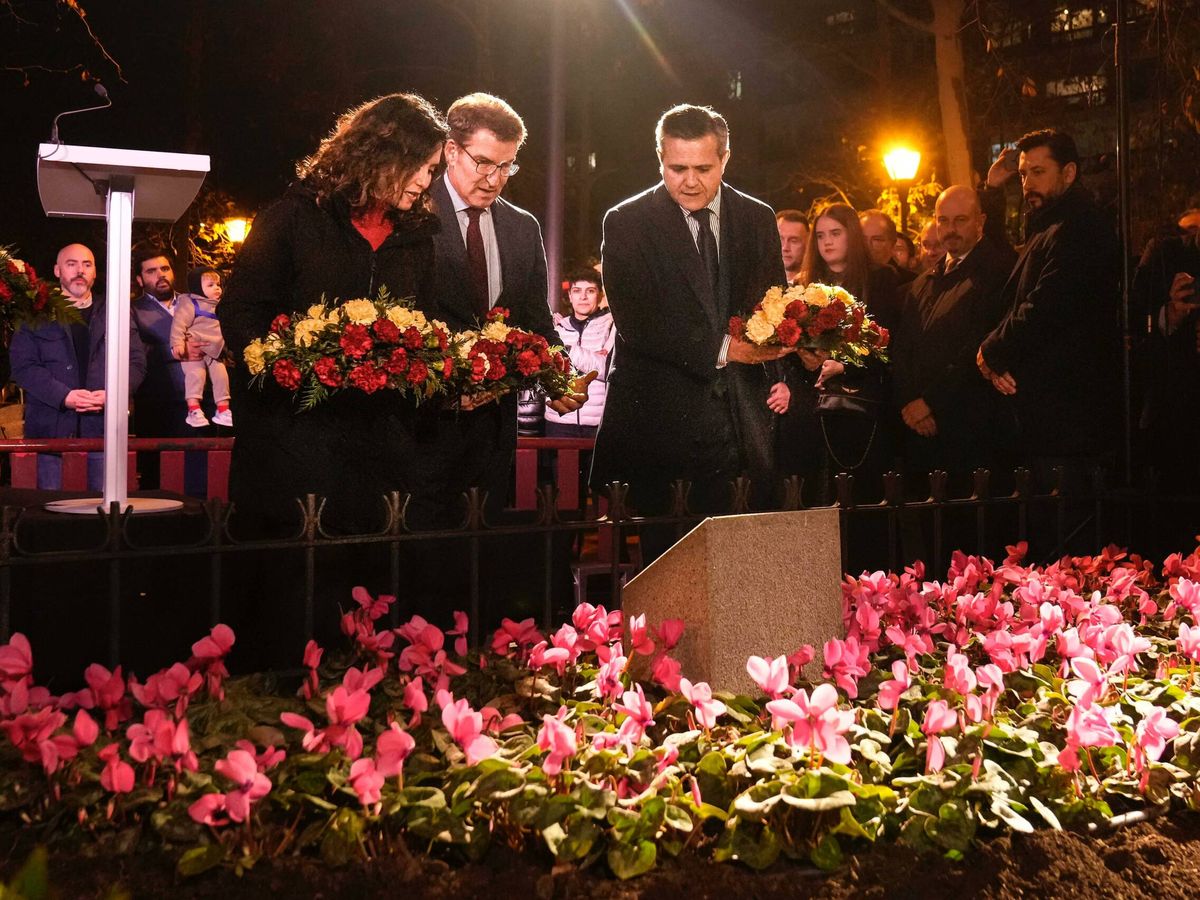 Foto: Isabel Díaz Ayuso, Alberto Núñez Feijóo y Jorge Rodrigo, durante la ofrenda floral a Gregorio Ordoñez en Madrid. (PP/Tarek)