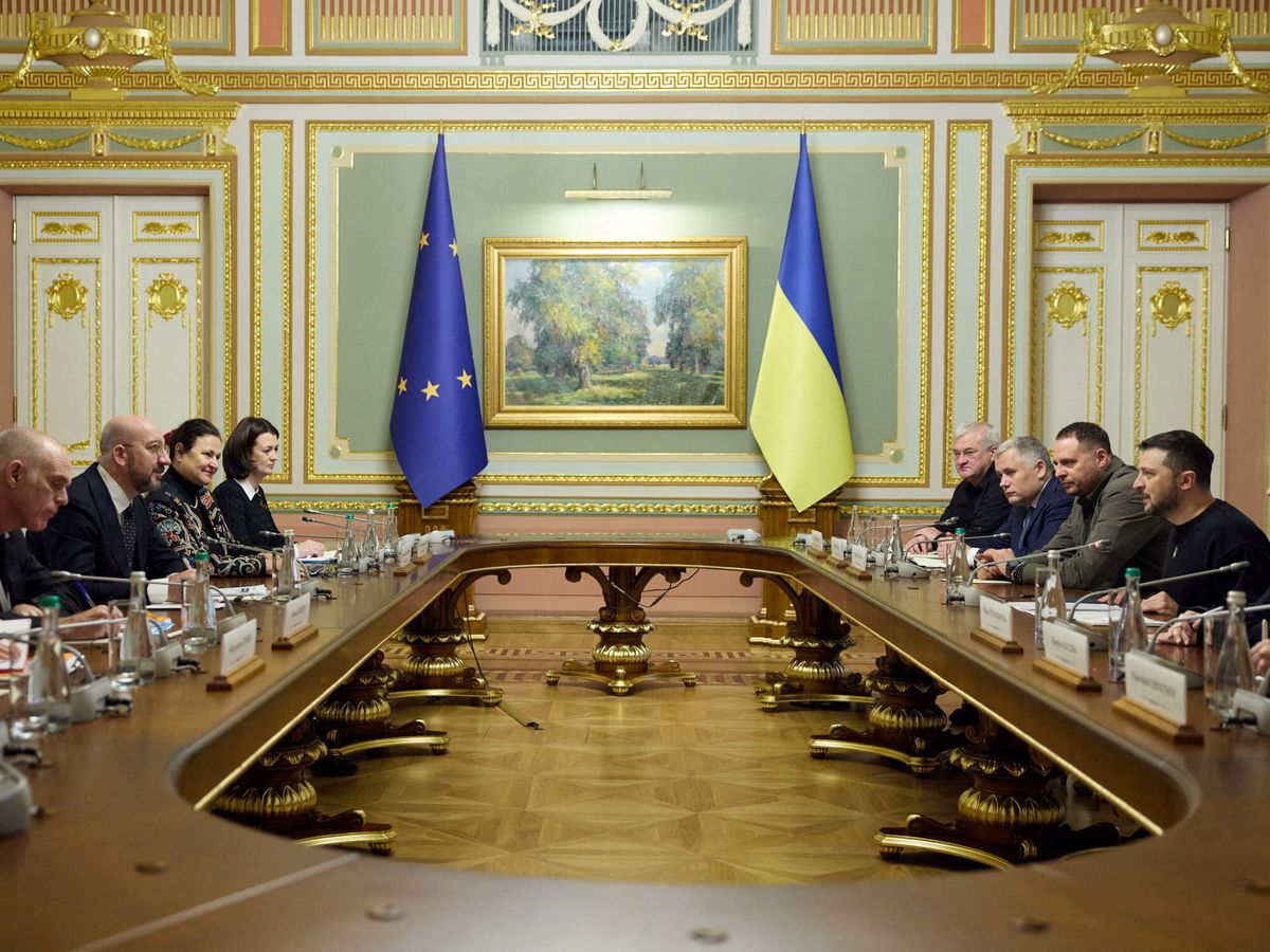 Foto: Archivo: el Presidente de Ucrania, Volodymyr Zelenskiy, se reúne con el Presidente del Consejo Europeo, Charles Michel. (EFE / Ukrainian Presidential Press)
