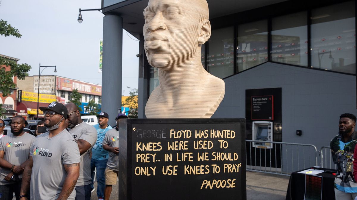 Neonazis vandalizan la estatua en homenaje a George Floyd tras su inauguración