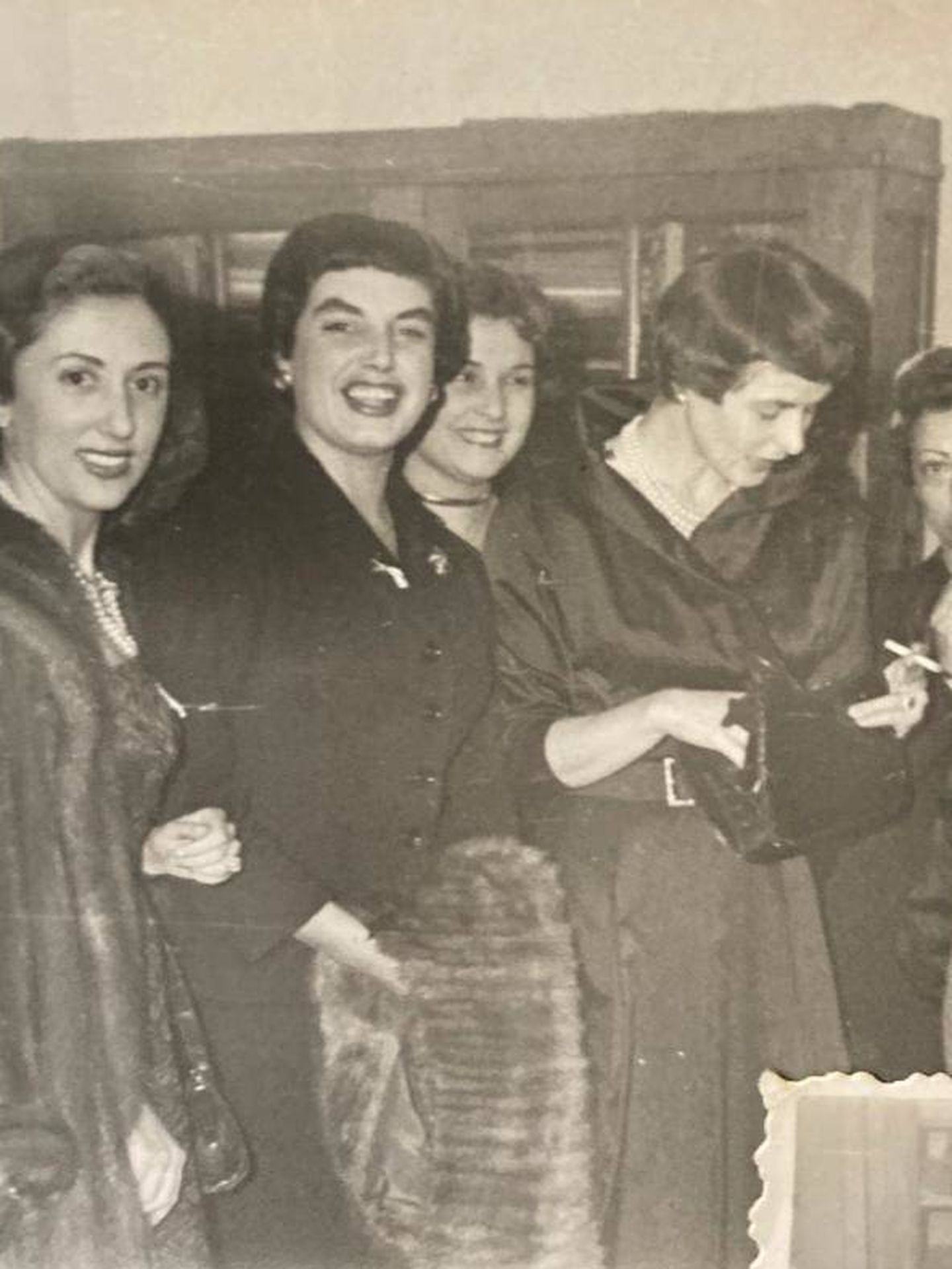 La madre de Pilar Eyre (centro), junto a Ingrid Bergman en una fotografía cedida por la autora. 