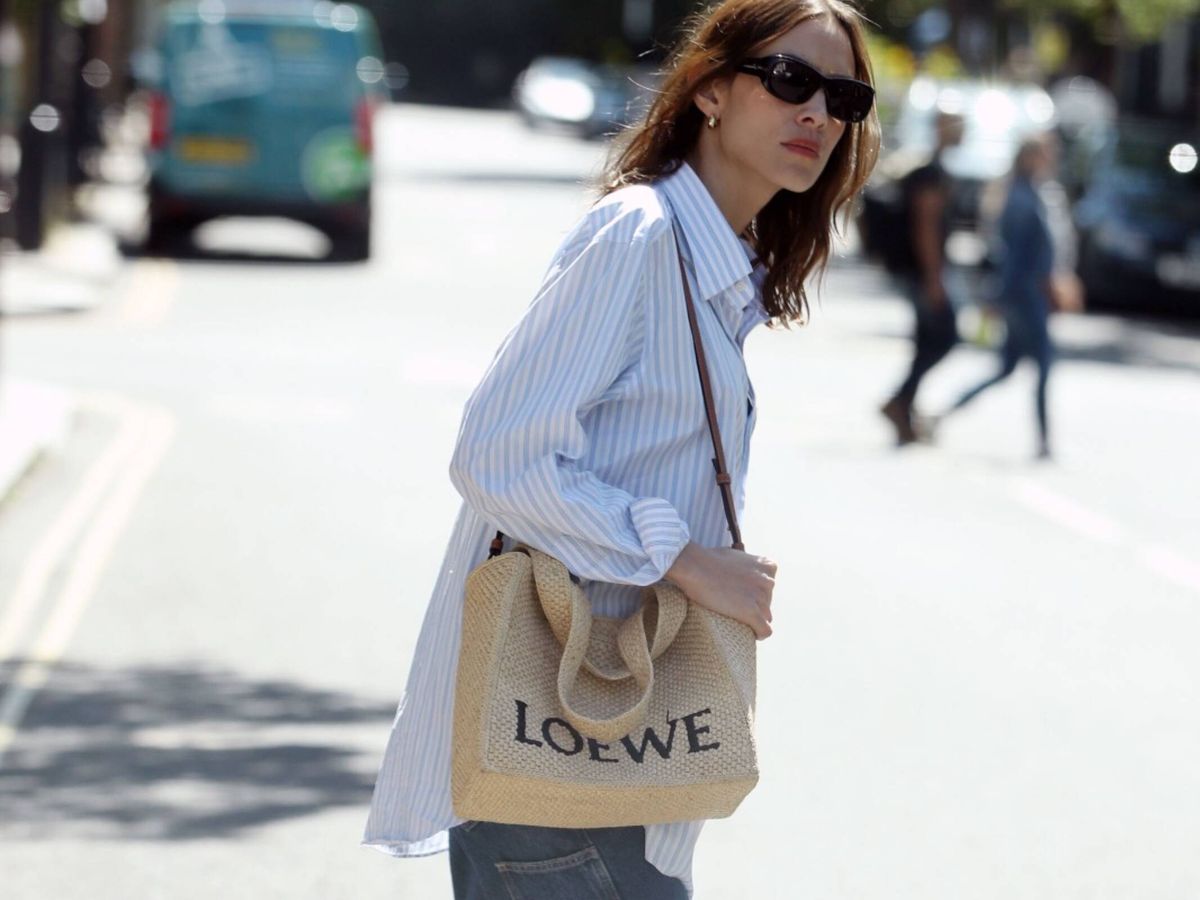Foto: Alexa Chung, con el bolso de Loewe. (Getty)