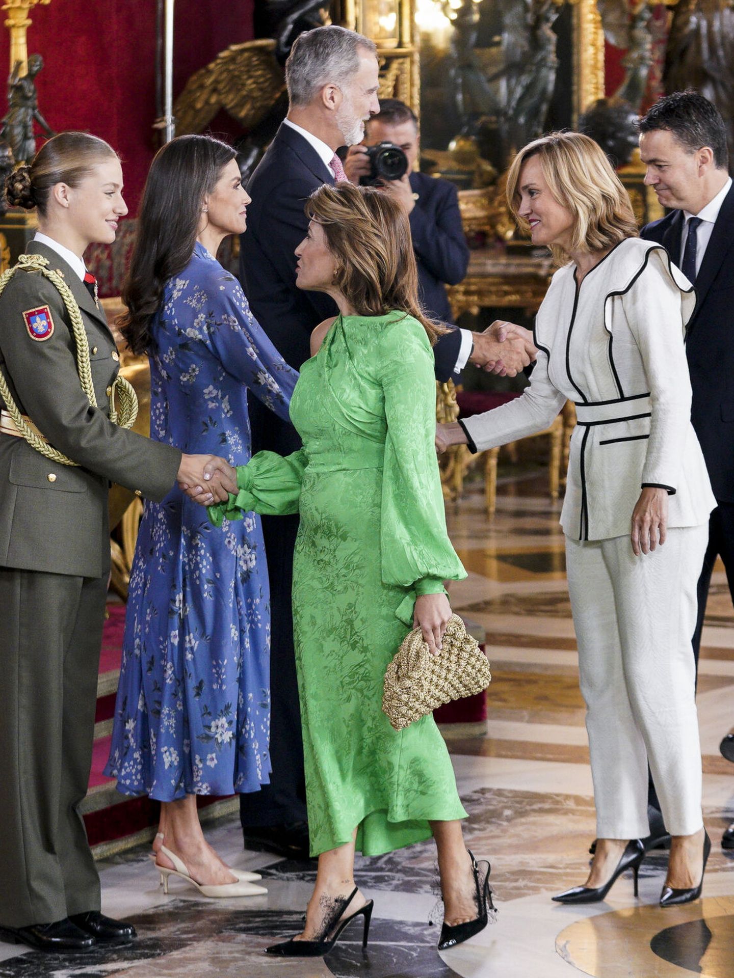 La princesa Leonor, la Reina Letizia y el Rey Felipe VI saludan a autoridades políticas. (Europa Press)