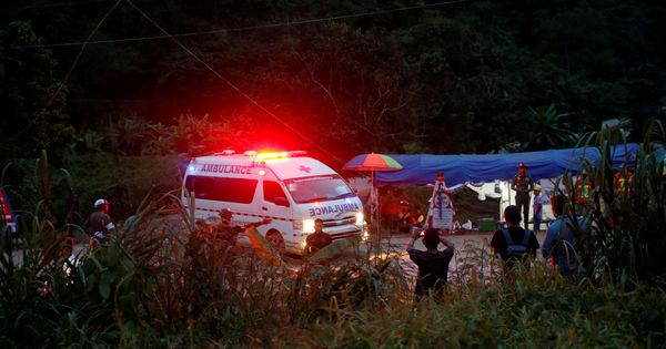 Foto: Una ambulancia abandona rápidamente el complejo de la cueva de Tham Luang con uno de los niños rescatados este lunes. (Reuters)