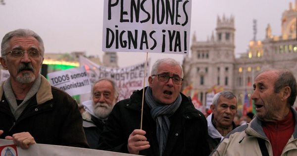 Foto: Miles de personas protestan en Madrid para reclamar pensiones "dignas". (EFE)