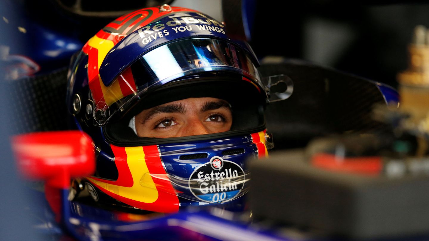 Carlos Sainz concentrado en su coche Toro Rosso. (Reuters)
