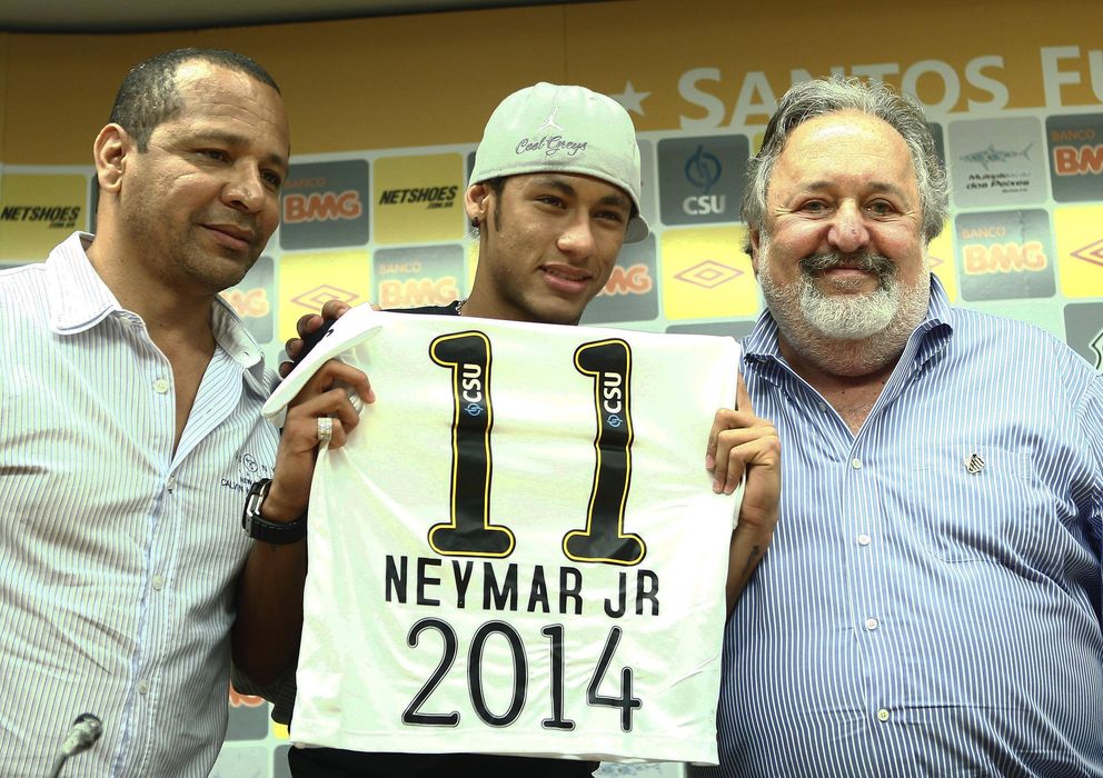 Foto: El padre de Neymar, el jugador y Luis Álvaro de Oliveira, en el Santos.