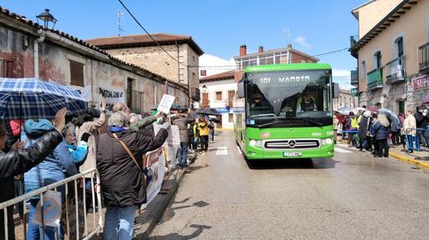 La cruzada de unos vecinos de Madrid para salvar una parada de autobús en la sierra