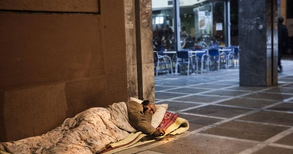 Foto: Una persona 'sin techo' duerme en la calle. (EFE)