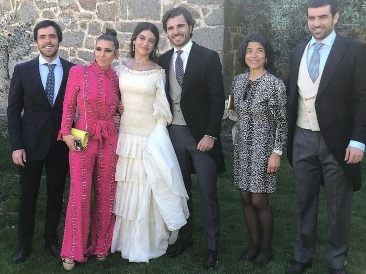 Foto: La familia Ballesteros Botín, con los novios de este fin de semana. (Redes sociales)