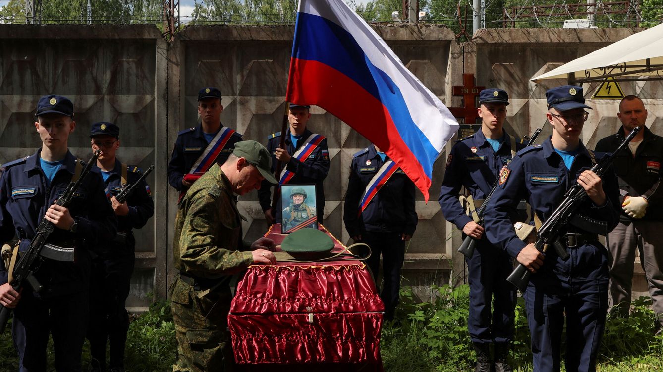 Foto: Funeral de un soldado ruso muerto en Ucrania. (Retuers/Anton Vaganov)