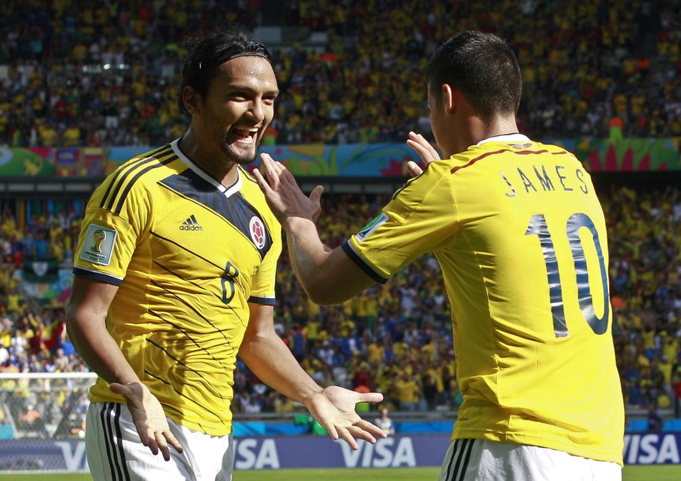 Foto: James y Abel Aguilar celebran uno de los goles de Colombia (EFE).