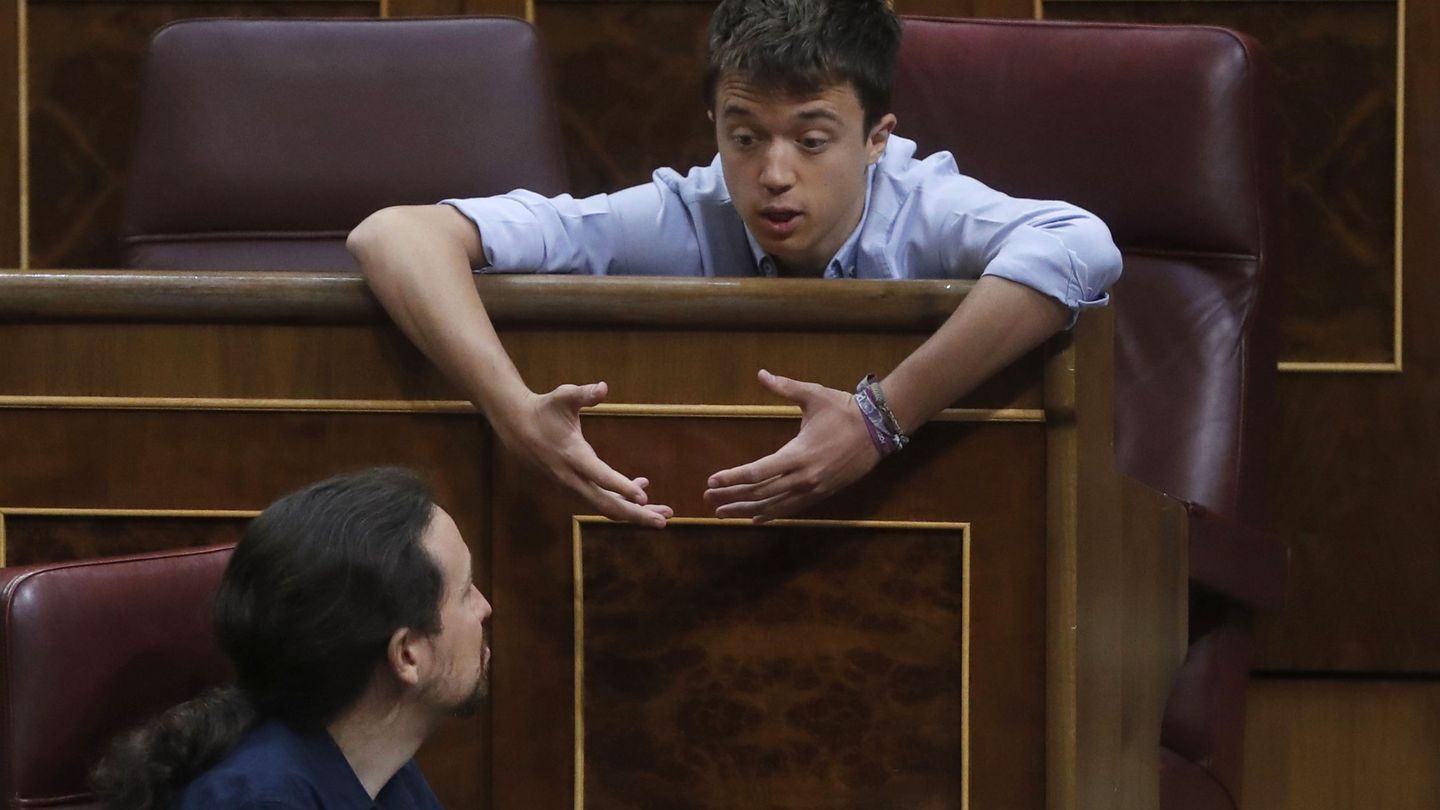 Pablo Iglesias conversa con Íñigo Errejón en el Congreso de los Diputados. (EFE)