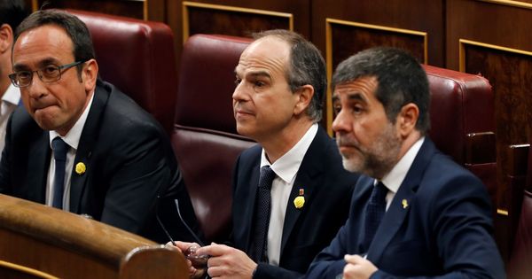 Foto: Josep Rull (i), Jordi Turull (c) y Jordi Sànchez, el pasado 21 de mayo en la sesión constitutiva del Congreso de la XIII Legislatura. (EFE)