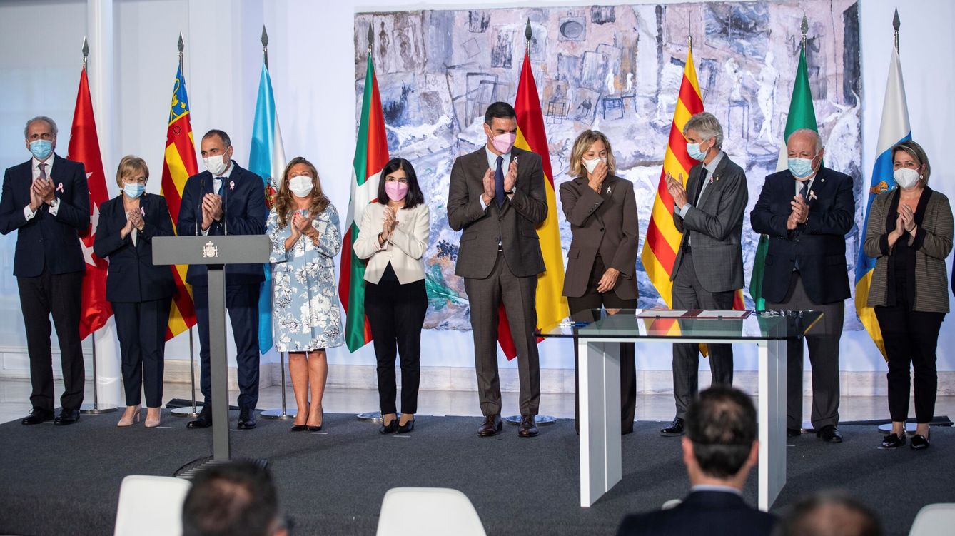 Foto: Acto de firma del Plan de Colaboración en la Implantación de la Protonterapia en el SNS con la Fundación Amancio Ortega. (EFE)