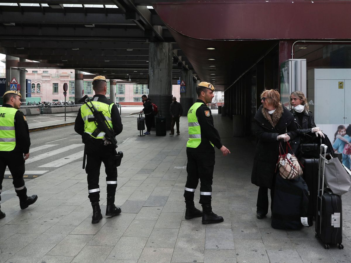 Foto: Miembros de la UME, desplegados en la estación de Atocha. (Reuters)
