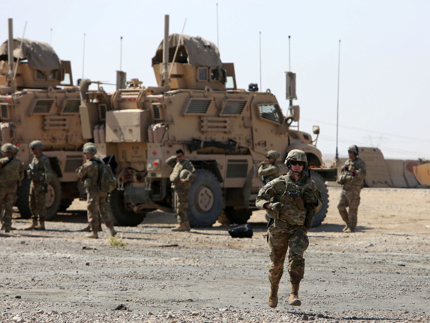 Tropas estadounidenses en una base de la coalición contra el ISIS en Mosul Occidental, en junio de 2017. (Reuters)