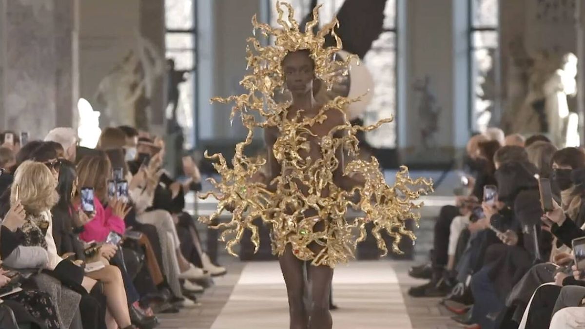 El desfile de alta costura de Schiaparelli cambia el rumbo de la marca