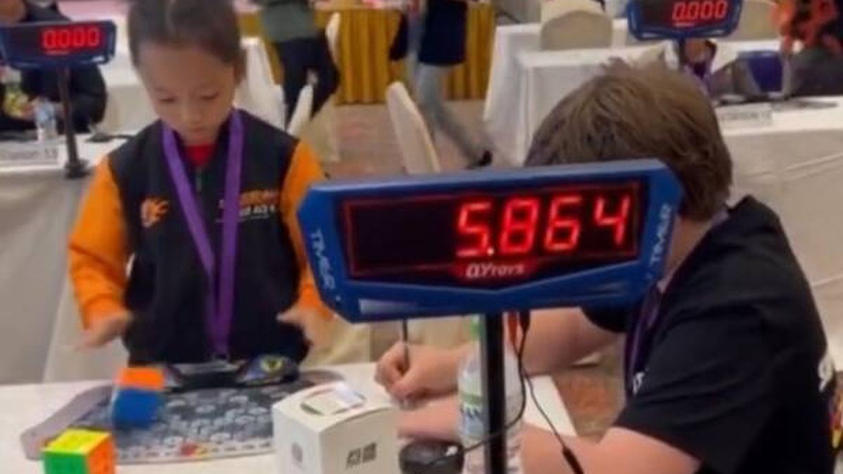 Una niña china de 6 años bate el récord femenino al resolver un cubo de Rubik en poco más de 5 segundos: así lo hizo