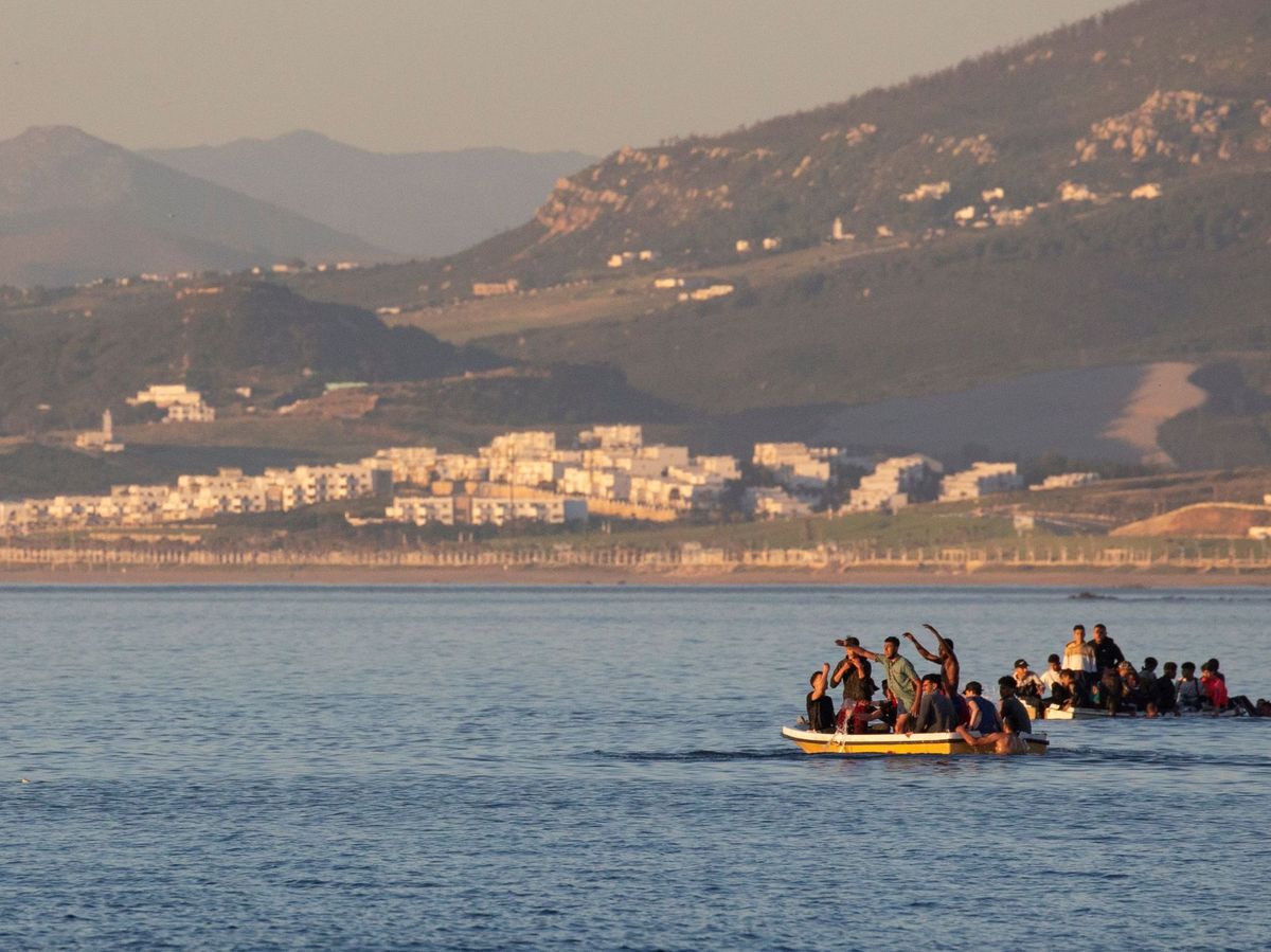 Foto: Un grupo de inmigrantes intentan cruzar a España a bordo de dos barcas cerca de la playa ceutí de El Tarajal. (EFE)